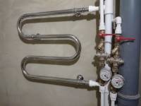 полотенцесушитель на виду, трубы в коробе