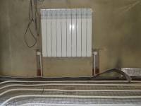 Монтаж радиатора с трубой в стене