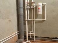 Трубы будут полностью спряткны (счетчики и фильтра обслуживаются через специальный потайной лючек)